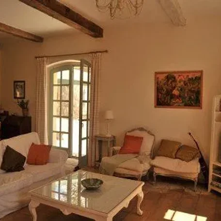 PRICE REDUCED - A rare property close to Rabastens which has been restored in the purest English way, composed of a large mansion and a possible extension in what was once the farmhouse. ONLY 912,000 USD
