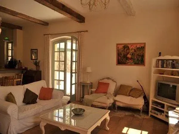 PRICE REDUCED - A rare property close to Rabastens which has been restored in the purest English way, composed of a large mansion and a possible extension in what was once the farmhouse. ONLY 912,000 USD