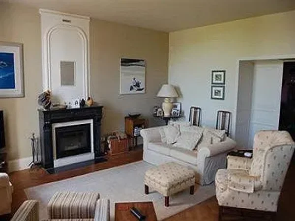 11 bedroom Manor House in Montpellier de Medillan , Poitou-Charentes for sale with 14700m2 of land. Priced at only $889,200 USD