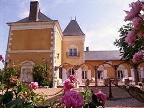 7 bedroom Manor House in Tours and Le Mans Area, Centre for sale with 1750m2 of land for $906,300 USD