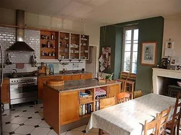 11 bedroom Manor House in Montpellier de Medillan , Poitou-Charentes for sale with 14700m2 of land. Priced at only $889,200 USD