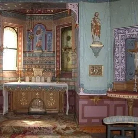 19th Century manor with original features, in-house chapel, large former caretaker's house with attached stables and barns. Set in a beautiful park of almost 16 hectares with footpaths and a pond, bordering a stunning small river