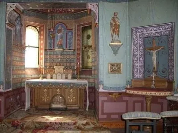 19th Century manor with original features, in-house chapel, large former caretaker's house with attached stables and barns. Set in a beautiful park of almost 16 hectares with footpaths and a pond, bordering a stunning small river