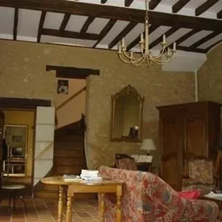 PRICE REDUCED - A rare property close to Rabastens which has been restored in the purest English way, composed of a large mansion and a possible extension in what was once the farmhouse. ONLY 912,000 USD