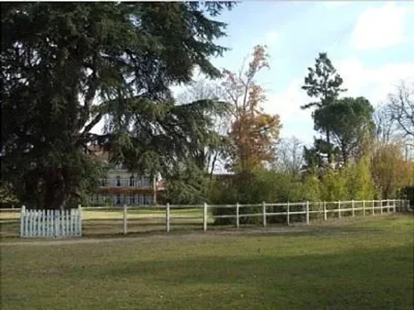 14 bedroom Manor House in Mont de Marsan, Aquitaine for sale with 20300m2 of land. Priced at $ 855,000 USD