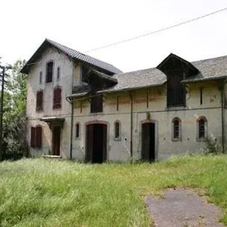 19th Century manor with original features, in-house chapel, large former caretaker's house with attached stables and barns. Set in a beautiful park of almost 16 hectares with footpaths and a pond, bordering a stunning small river