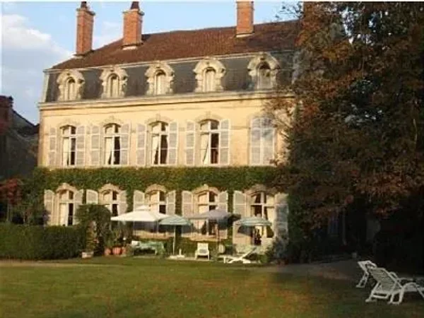 14 bedroom Manor House in Mont de Marsan, Aquitaine for sale with 20300m2 of land. Priced at $ 855,000 USD