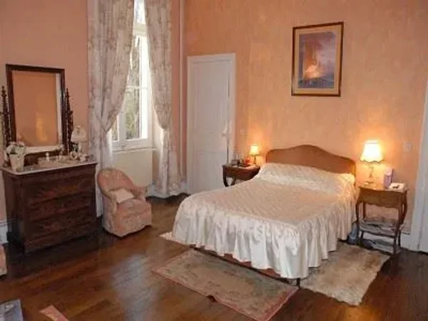 14 bedroom Manor House in Mont de Marsan, Aquitaine for sale with 20300m2 of land. Priced at $ 855,000 USD