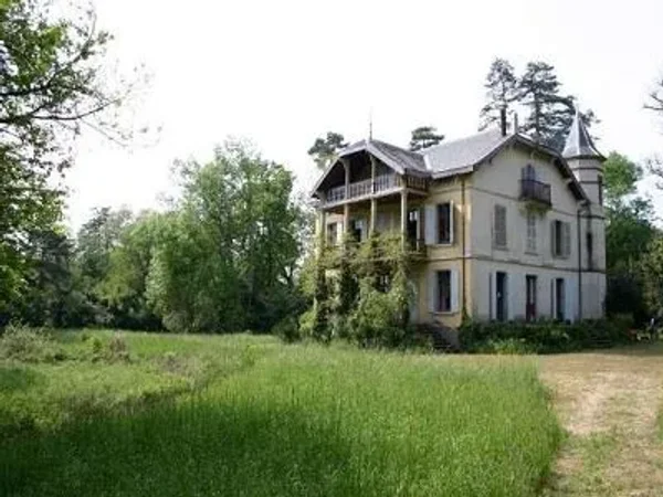 19th Century manor with original features, in-house chapel, large former caretaker's house with attached stables and barns. Set in a beautiful park of almost 16 hectares with footpaths and a pond, bordering a stunning small river