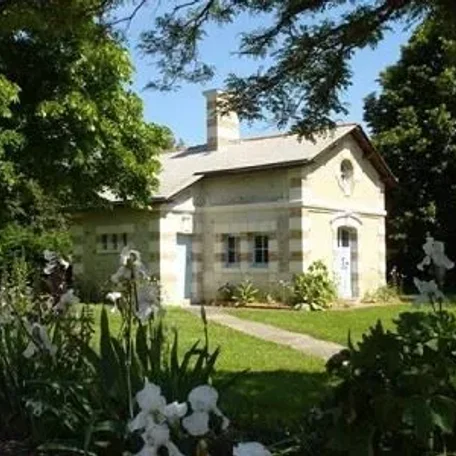PRICE REDUCED - A rare property close to Rabastens which has been restored in the purest English way, composed of a large mansion and a possible extension in what was once the farmhouse. ONLY 912,000 USD