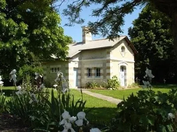 PRICE REDUCED - A rare property close to Rabastens which has been restored in the purest English way, composed of a large mansion and a possible extension in what was once the farmhouse. ONLY 912,000 USD