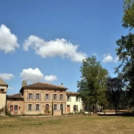 PRICE REDUCED - A rare property close to Rabastens which has been restored in the purest English way, composed of a large mansion and a possible extension in what was once the farmhouse. ONLY 912,000 USD