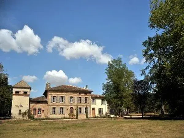 PRICE REDUCED - A rare property close to Rabastens which has been restored in the purest English way, composed of a large mansion and a possible extension in what was once the farmhouse. ONLY 912,000 USD