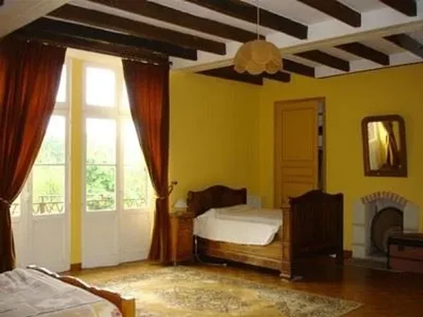 PRICE REDUCED - A rare property close to Rabastens which has been restored in the purest English way, composed of a large mansion and a possible extension in what was once the farmhouse. ONLY 912,000 USD