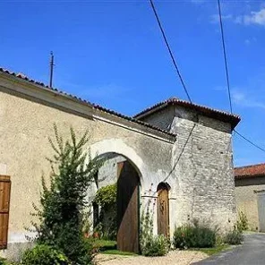 Manor House For Sale in Neuvicq Le Château, France
