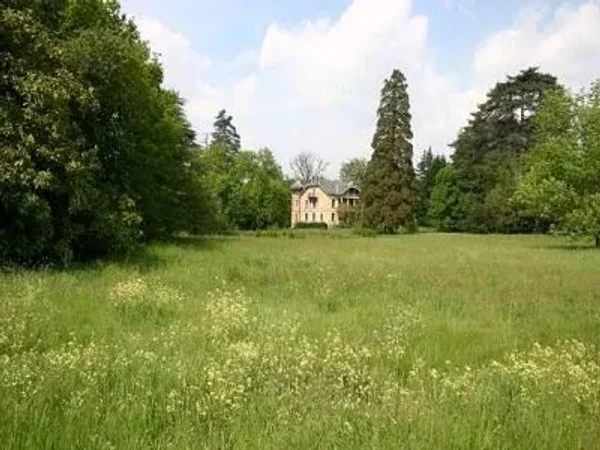 19th Century manor with original features, in-house chapel, large former caretaker's house with attached stables and barns. Set in a beautiful park of almost 16 hectares with footpaths and a pond, bordering a stunning small river