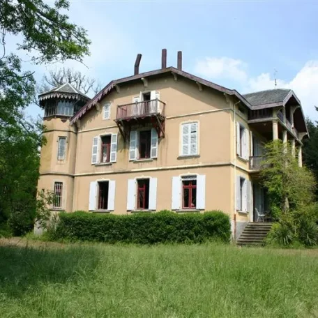 19th Century manor with original features, in-house chapel, large former caretaker's house with attached stables and barns. Set in a beautiful park of almost 16 hectares with footpaths and a pond, bordering a stunning small river