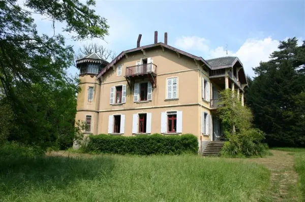 19th Century manor with original features, in-house chapel, large former caretaker's house with attached stables and barns. Set in a beautiful park of almost 16 hectares with footpaths and a pond, bordering a stunning small river
