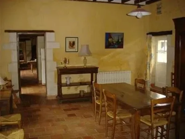 PRICE REDUCED - A rare property close to Rabastens which has been restored in the purest English way, composed of a large mansion and a possible extension in what was once the farmhouse. ONLY 912,000 USD