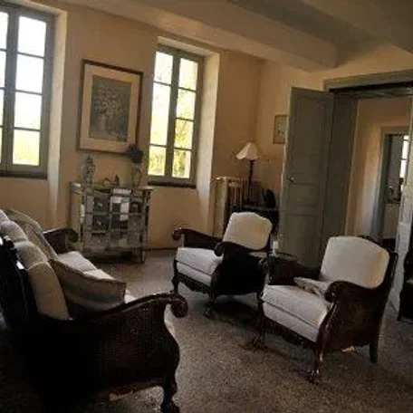 PRICE REDUCED - A rare property close to Rabastens which has been restored in the purest English way, composed of a large mansion and a possible extension in what was once the farmhouse. ONLY 912,000 USD