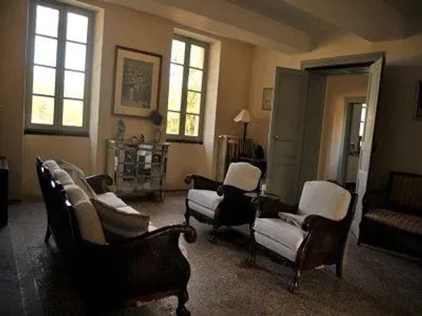 PRICE REDUCED - A rare property close to Rabastens which has been restored in the purest English way, composed of a large mansion and a possible extension in what was once the farmhouse. ONLY 912,000 USD