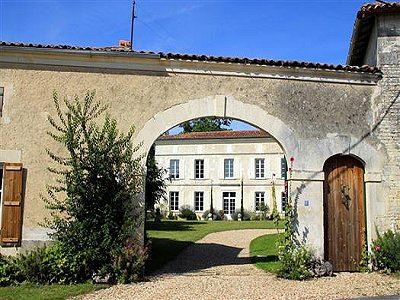 Manor House For Sale in Neuvicq Le Château, France