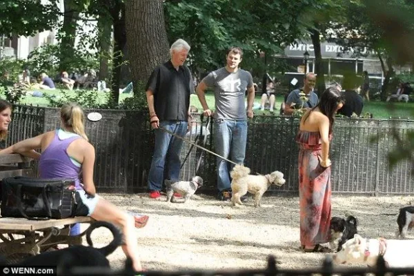 Bill Clinton has father-son bonding time with pregnant Chelsea's husband Marc as they walk their dogs in New York City

Read more: http://www.dailymail.co.uk/news/article-2718134/Bill-Clinton-father-son-bonding-time-pregnant-Chelsea-s-husband-Marc-walk-